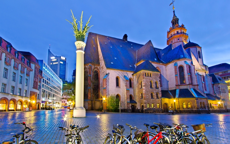 Nikolaikirchhof mit Nikolaikirche in Leipzig