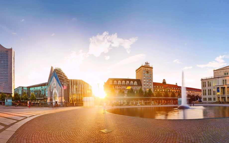 Panorama zum Sonnenuntergang auf dem Leipziger Augustusplatz.