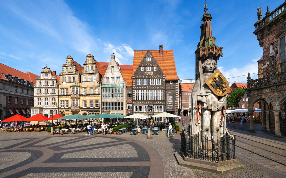 historischer Marktplatz in Bremen mit der Rolandstatue, Deutschland