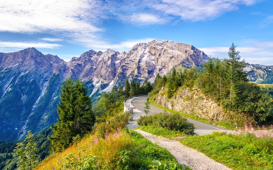 Blick auf den Gipfel Hoher Göll (2522 m) von der Rossfeld Panoramastraße