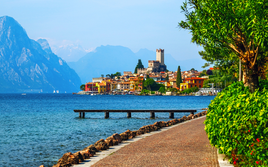 malerische Aussicht auf die Altstadt von Malcesine am Gardasee, Italien