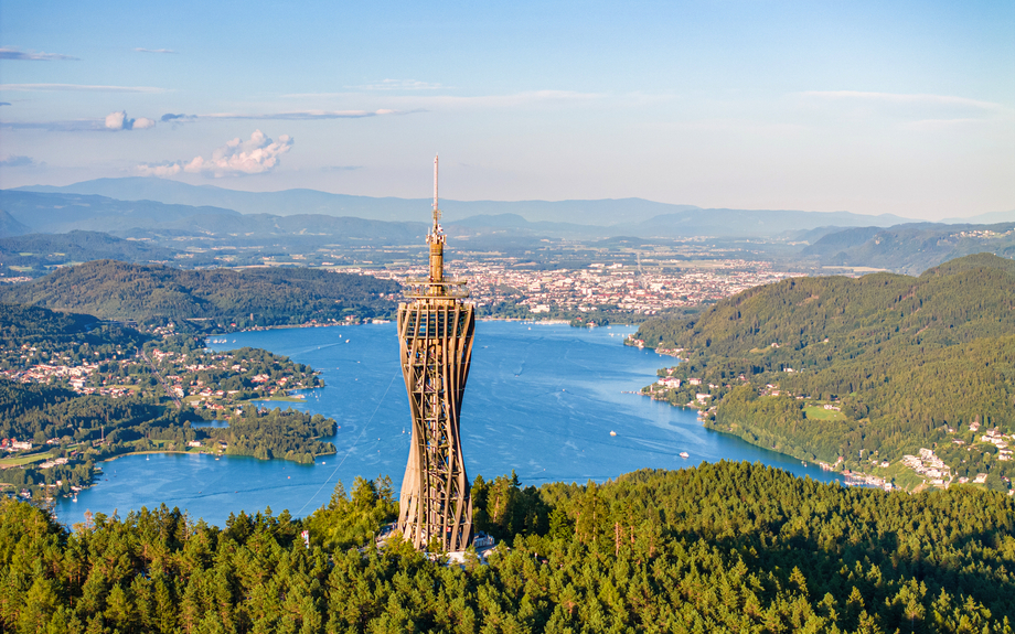 Aussichtspunkt Pyramidenkogel mit dem Wörthersee im Hintergrund