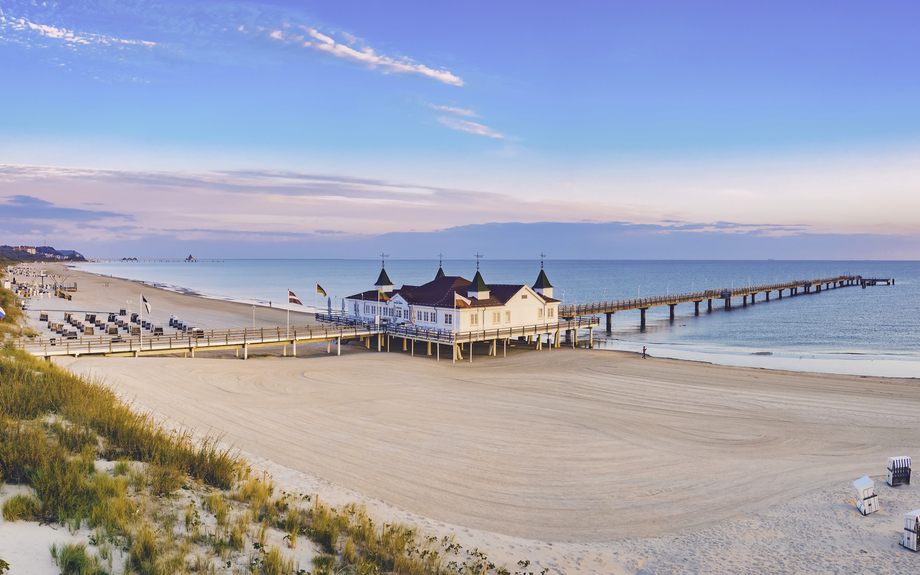 Ahlbecker Strand mit Seebrücke und Promenade