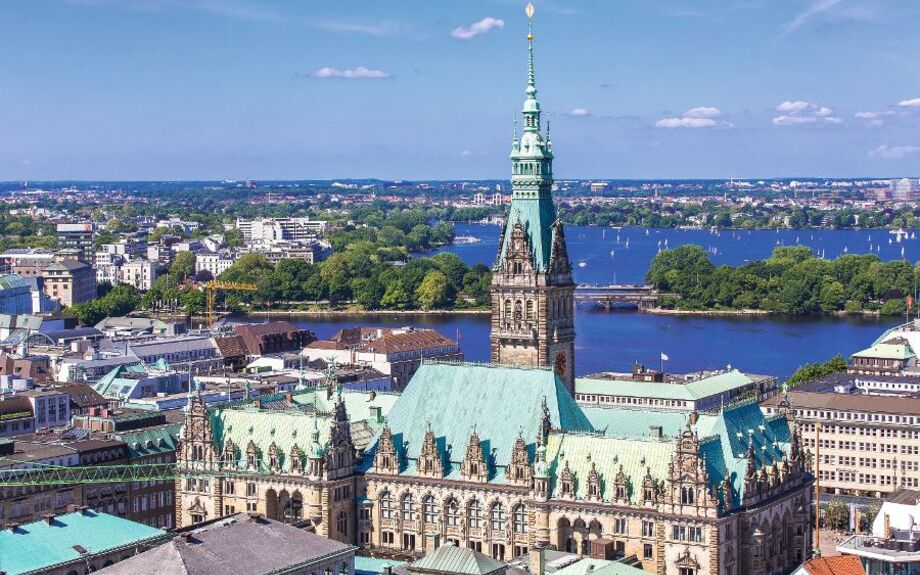 Das Rathaus vom Turm der Nikolaikirche aus gesehen. Im Hintergrund Binnen- und Außenalster