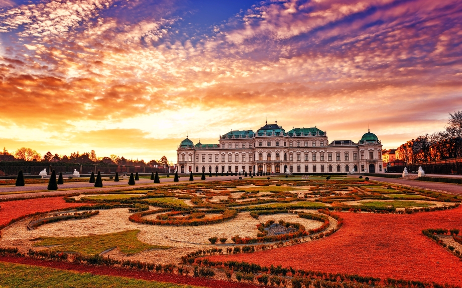 Belvedere, Wien, Blick auf den Oberen Palast und wunderschönen königlichen Garten im Sonnenaufgang