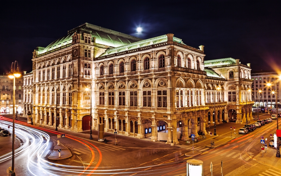 Staatsoper in Wien Österreich bei Nacht