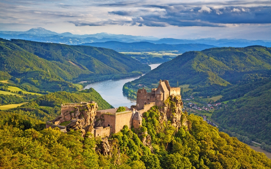 Wachau-Tal mit Aggstein-Schlossruine bei Sonnenuntergang, Österreich