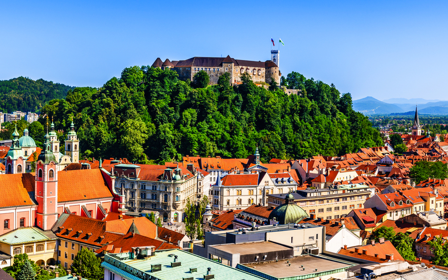 Altstadt und die mittelalterliche Burg von Ljubljana auf einem Waldhügel