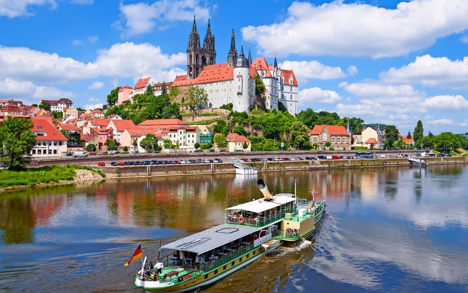 Albrechtsburg Meissen mit Raddampfer in der Elbe