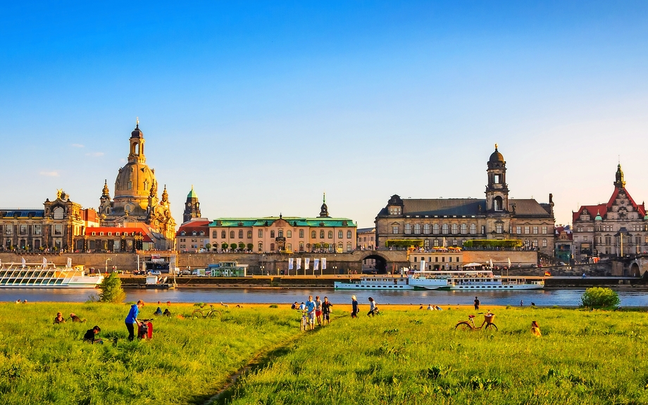 Sommerpanorama der Altstadt mit Elbe in Dresden, Sachsen, Deutschland