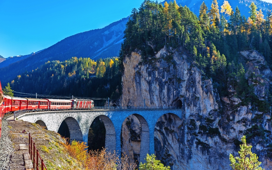 Zug auf Landvasser Viadukt