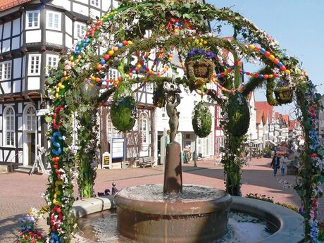 Österlich geschmückter Marktbrunnen in Bad Wildungen