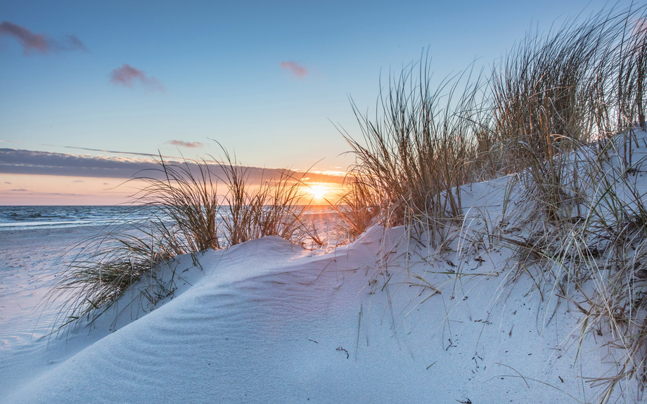 winterlicher Sonnenaufgang am Meer