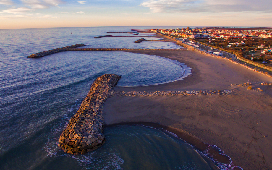 Küstenlinie von Saintes-Maries-de-la-Mer in der Camargue