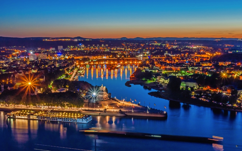 das Deutsche Eck in Koblenz in der Abenddämmerung