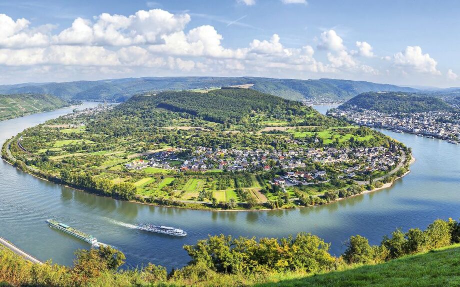 Panoramablick auf die größte Rheinschleife mit Blick auf Boppard, Filsen und Osterspai