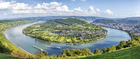 Panoramablick auf die größte Rheinschleife mit Blick auf Boppard, Filsen und Osterspai