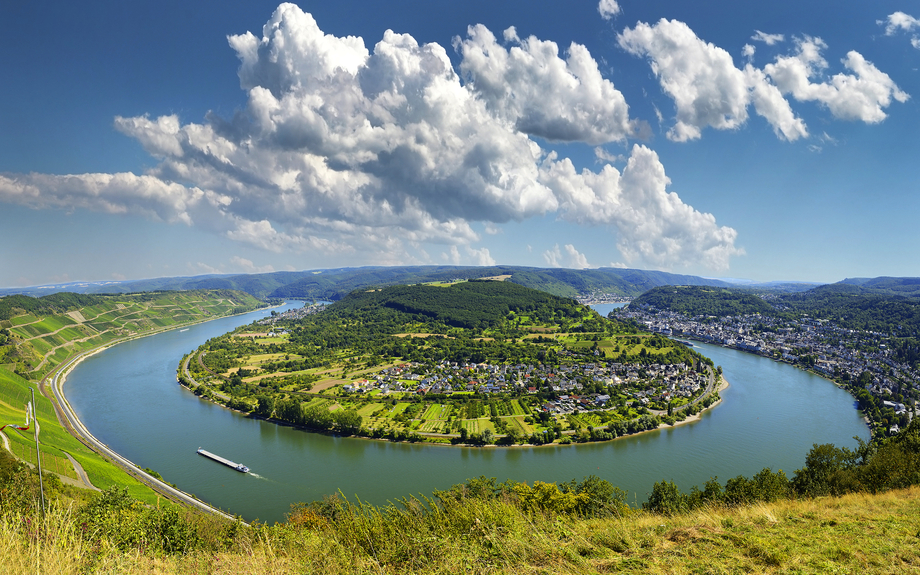 Panoramablick auf die größte Rheinschleife mit Blick auf Boppard, Filsen und Osterspai