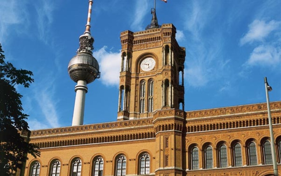 Rotes Rathaus mit Fernsehturm