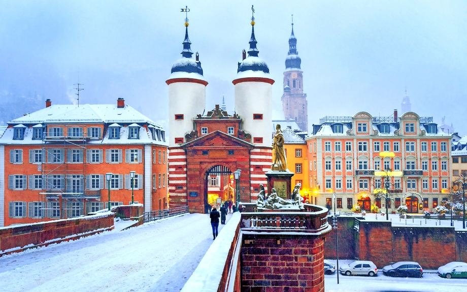 Barocke Altstadt von Heidelberg, Deutschland, im Winter