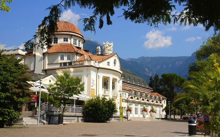 Kurhaus in Meran mit Kurpromenade