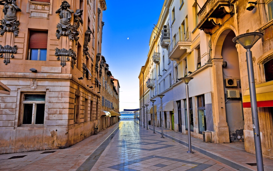 Stadt der Split-Architekturansicht in Marmontova-Straße