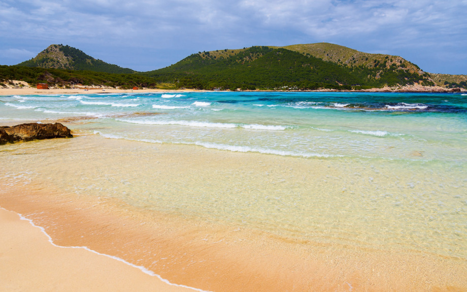 Wellen Meerwasser Strand Sand,Cala Agulla,Mallorca,Spanien