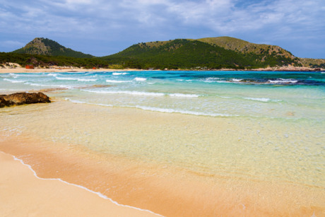 Wellen Meerwasser Strand Sand,Cala Agulla,Mallorca,Spanien