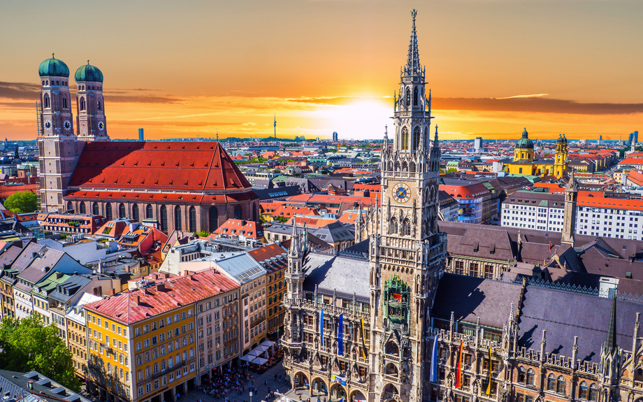 Blick auf München bei Sonnenuntergang