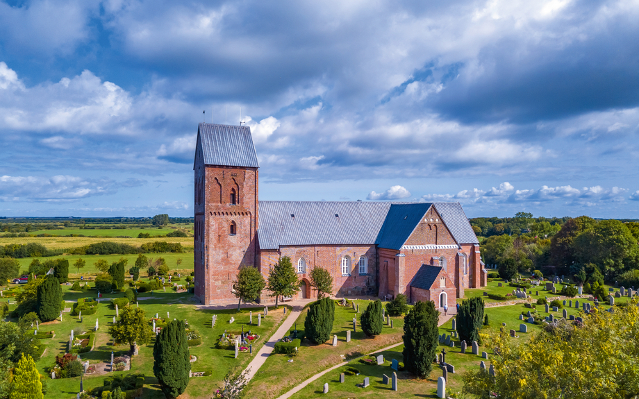 Kirche und Friedhof in der Südansicht