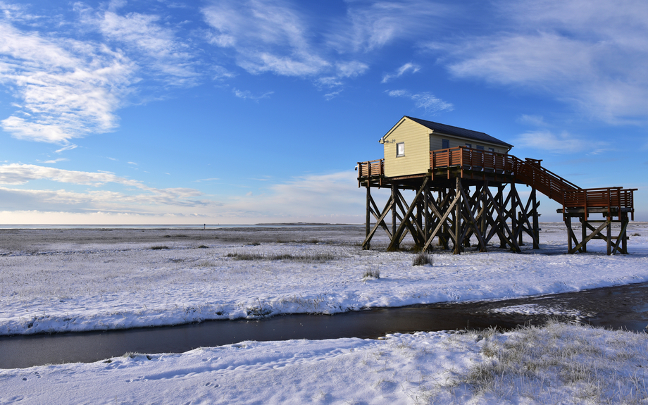 Pfahlbauten in St. Peter-Ording im Winter