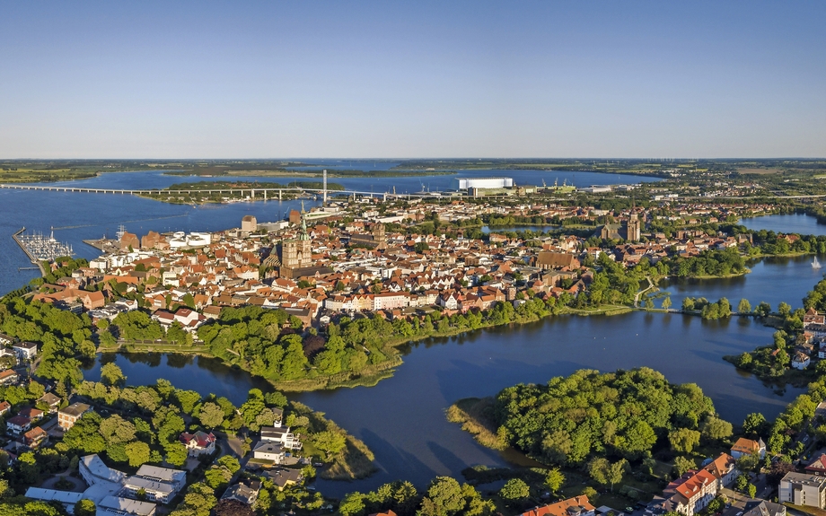 Luftaufnahme von Stralsund, eine Hansestadt im Pommerschen Teil von Mecklenburg-Vorpommern