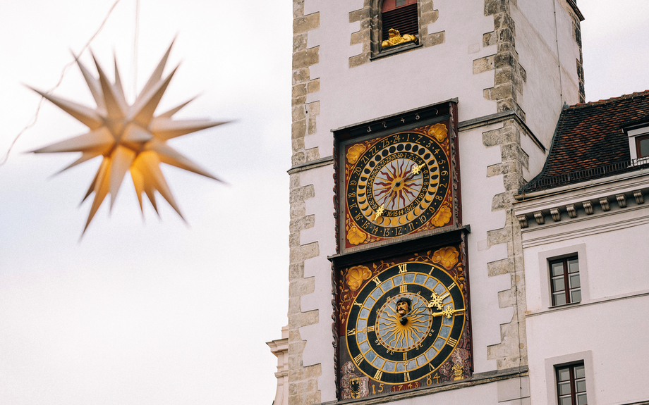 Rathausturm in Görlitz mit einem Herrnhuter Weihnachtsstern im Vordergrund