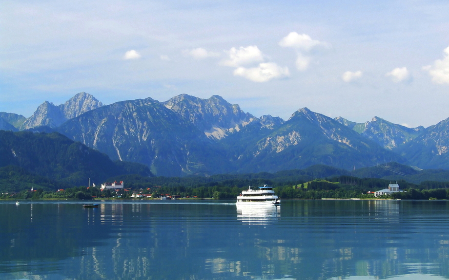 Forggensee mit Schiffen