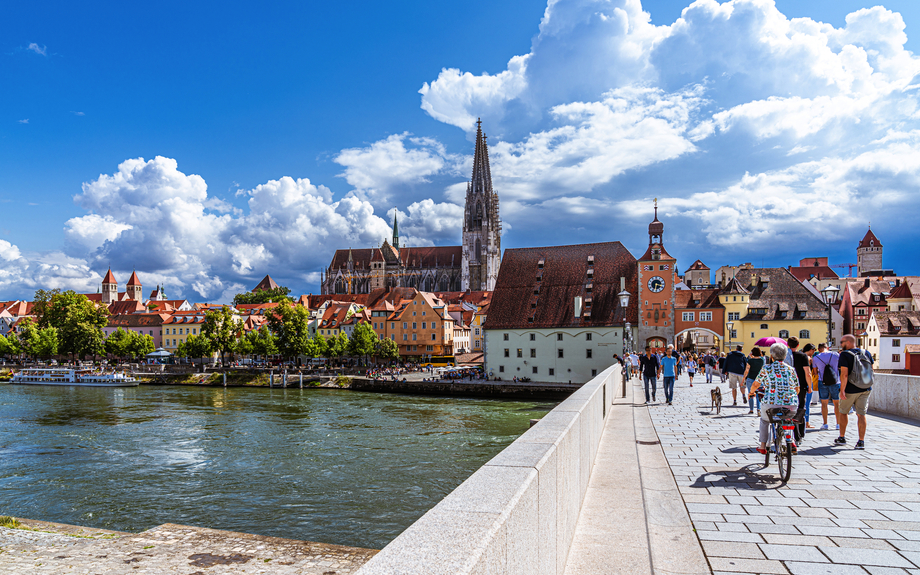 steinerne Brücke von Regensburg mit Blick auf den Dom