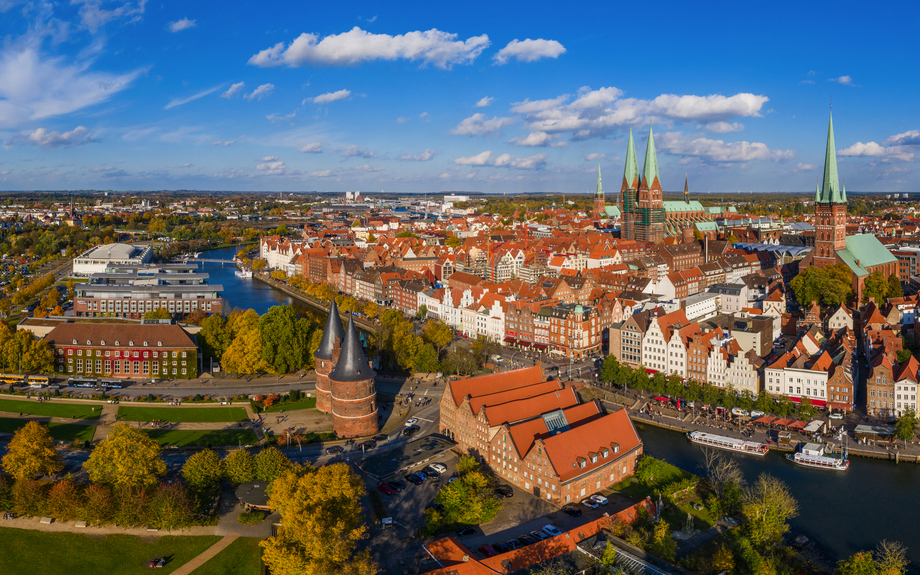 Blick auf die Salzspeicher und das Holstentor in Lübeck