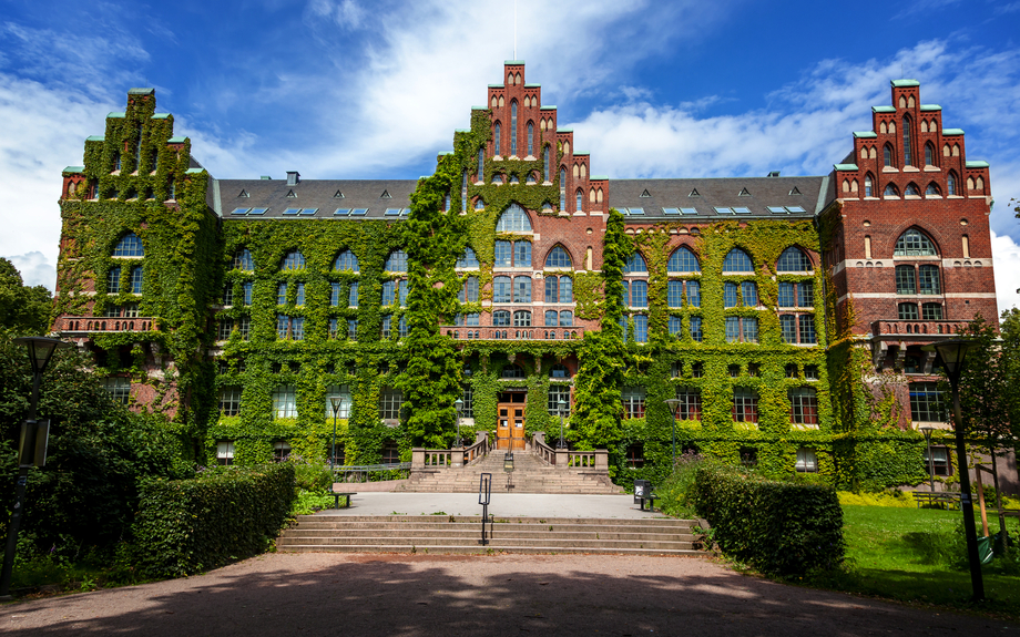 Das Gebäude der Universitätsbibliothek in Lund,Schweden. Das Gebäude der Architektur mit Grün bewachsen