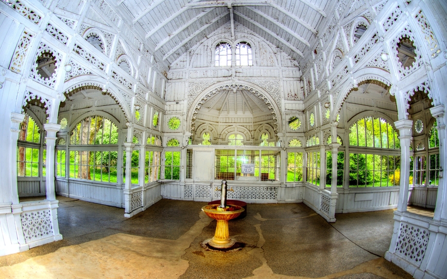 Hölzerner Pavillon der kalten Mineralwasserquelle Rudolf - Park in der kleinen westböhmischen Badekurortstadt Marianske Lazne (Marienbad) - Tschechische Republik