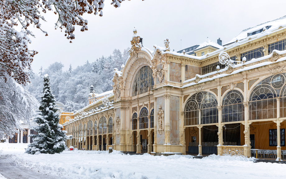 verschneite Hauptkolonnade mit Weihnachtsbaum im Kurort Marianske Lazne (Marienbad)