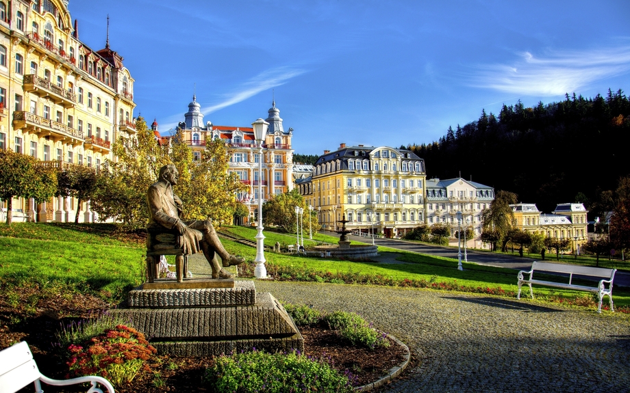 Panoramablick auf den Goetheplatz mit Statue in Marienbad