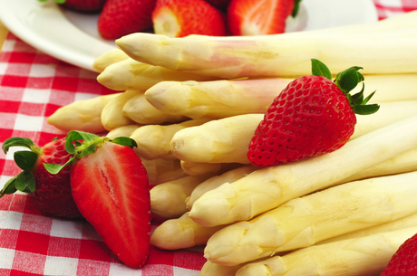 Spargel mit Erdbeeren