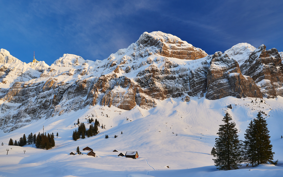 schneebedeckte Schwägalp mit Alpsteinmassiv und Säntis im Winter