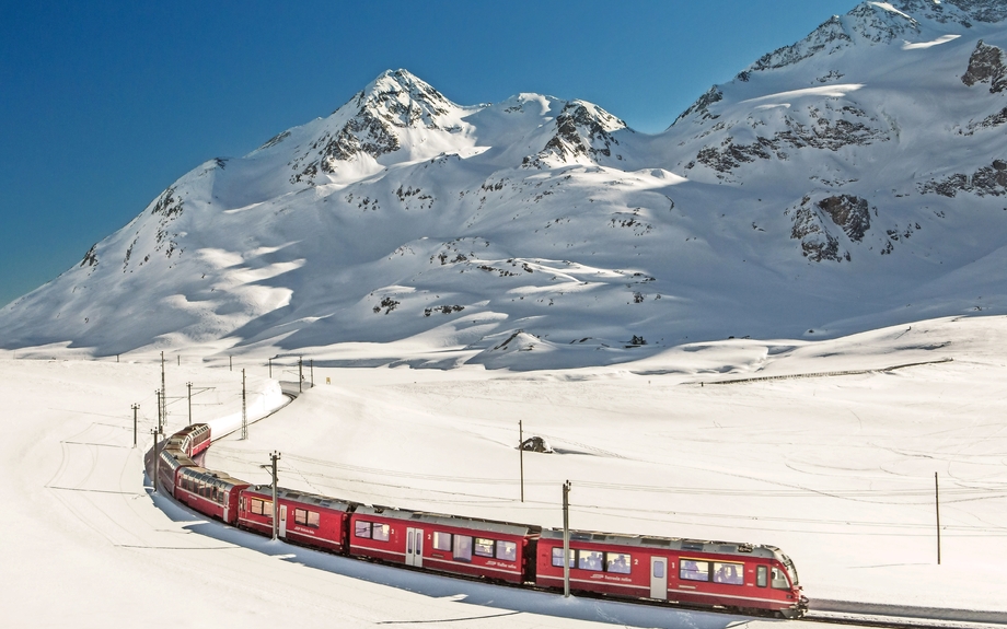 Schweizer Bergbahn Bernina Express im winterlichen Val Bernina