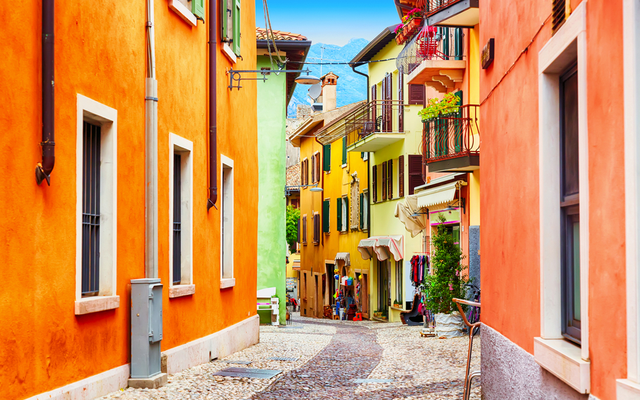 Kleinstadtengstraßenansicht mit bunten Häusern in Malcesine,Italien während des sonnigen Tages. Schöner Gardasee.