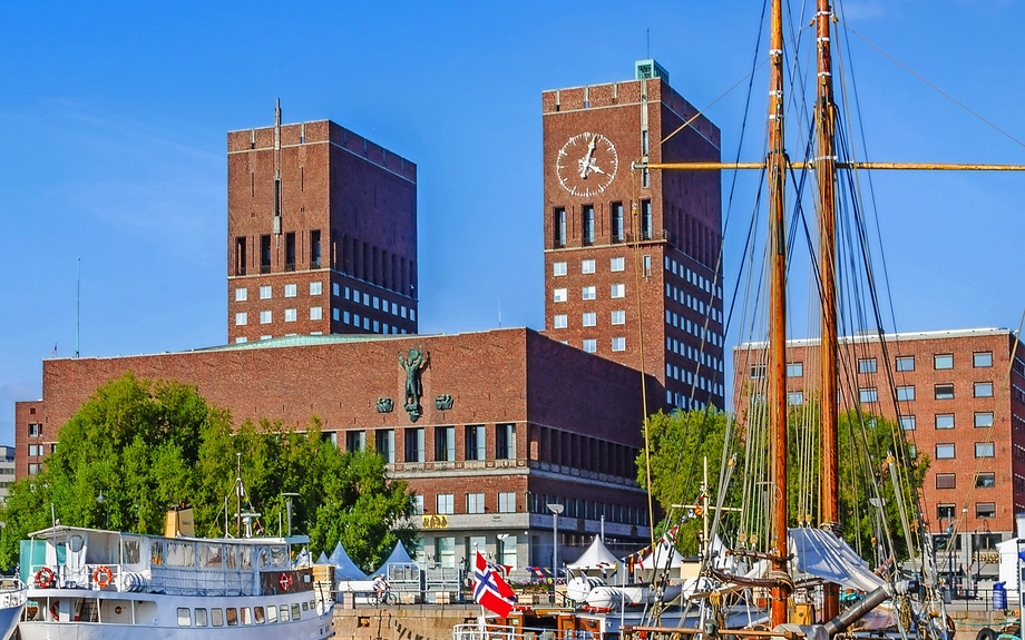 Hafen mit Booten und Rathaus in Oslo, Norwegen