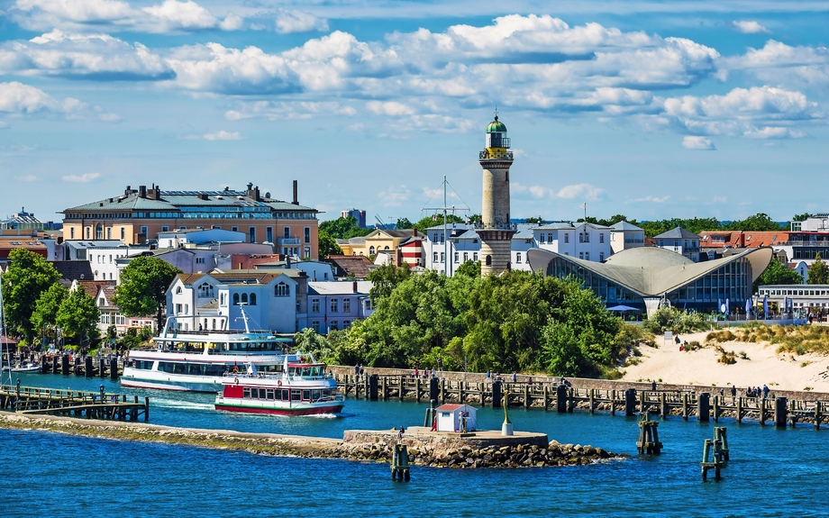 Blick auf den Leuchtturm von Warnemünde