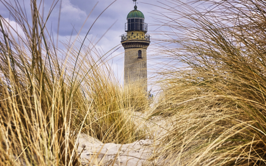 der Leuchtturm Warnemünde im gleichnamigen Ostseebad, einem Ortsteil der Hansestadt Rostock