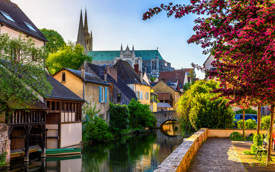 Eure-Ufer mit alten Häusern in Chartres