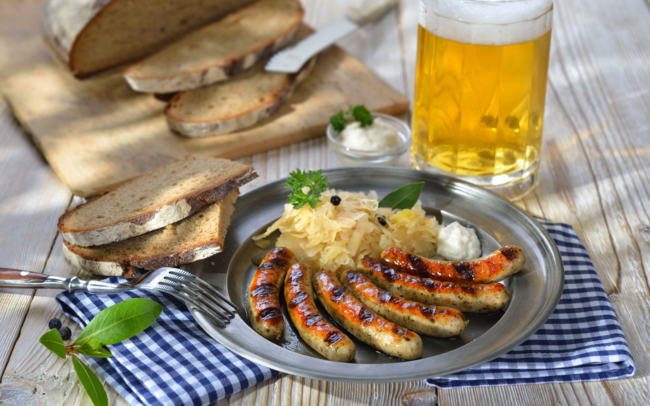 Nürnberger Rostbratwürste mit Kraut und Meerrettich