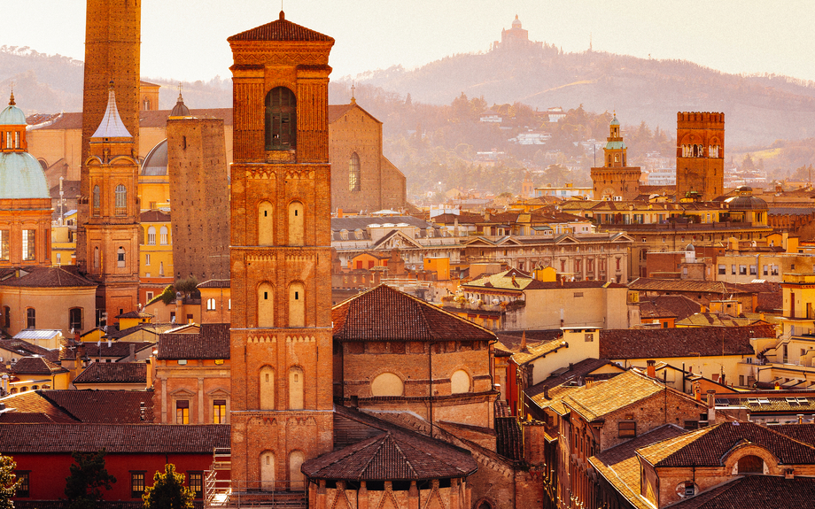 Bologna mit Berg San Luca, Italien